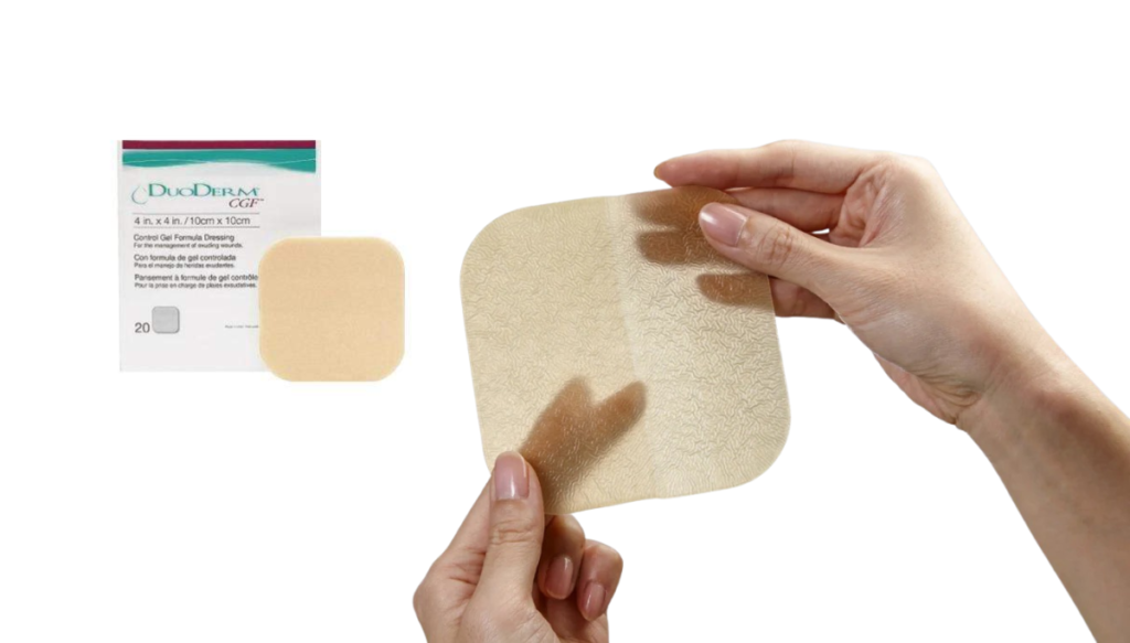 Mano sosteniendo un apósito hidrocoloide flexible
